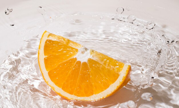 Rodaja de naranja en agua