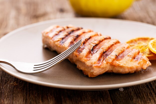 Rodaja de salmón a la parrilla