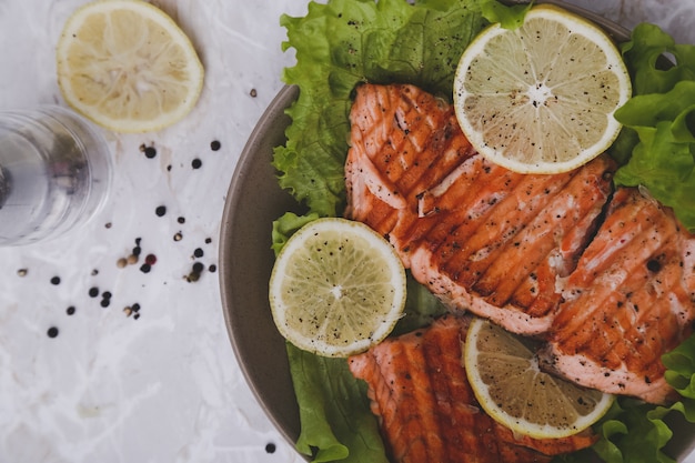 Foto gratuita rodaja de salmón a la parrilla