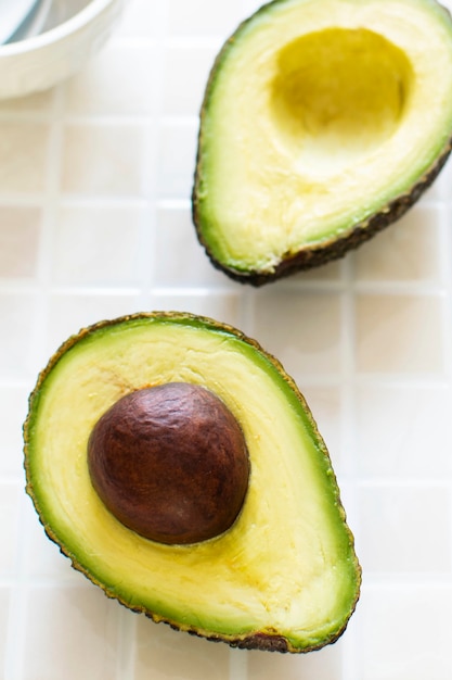 Rodajas de aguacate orgánico en la mesa de la cocina