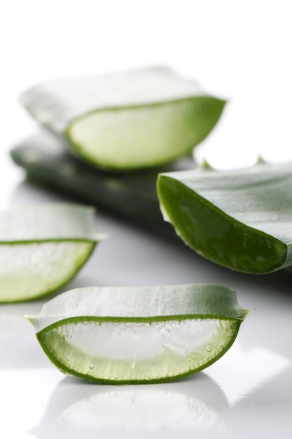 Rodajas de aloe vera para el cuidado de la piel.