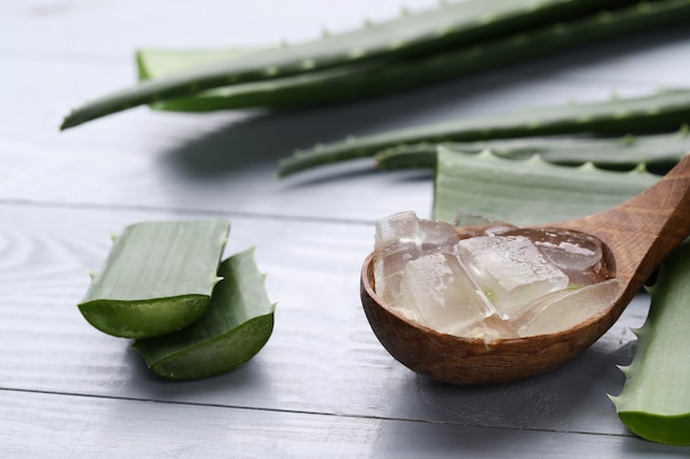 Rodajas de aloe vera para el cuidado de la piel.