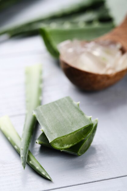 Rodajas de aloe vera para el cuidado de la piel.