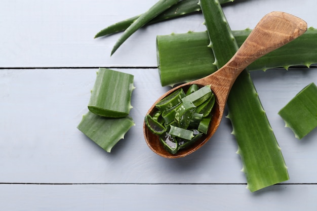 Rodajas de aloe vera para el cuidado de la piel.