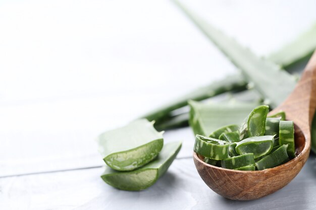 Rodajas de aloe vera para el cuidado de la piel.