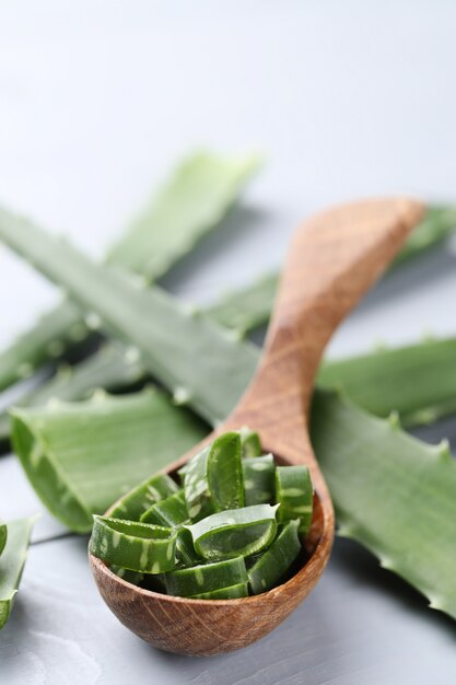 Rodajas de aloe vera para el cuidado de la piel.