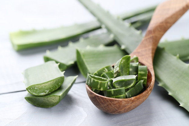 Rodajas de aloe vera para el cuidado de la piel.