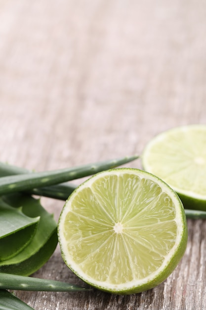 Rodajas de aloe vera para el cuidado de la piel.