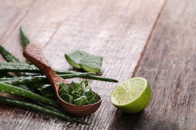 Rodajas de aloe vera para el cuidado de la piel.