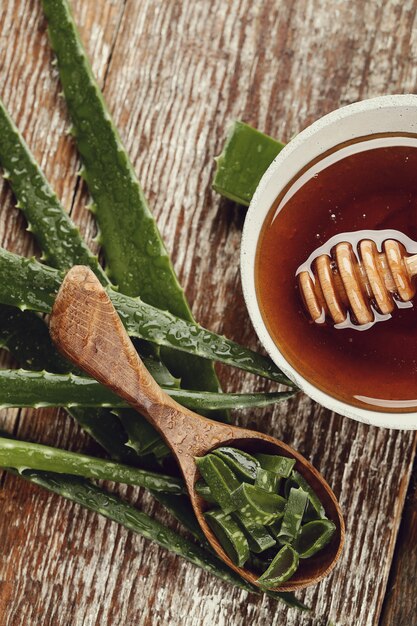 Rodajas de aloe vera para el cuidado de la piel.