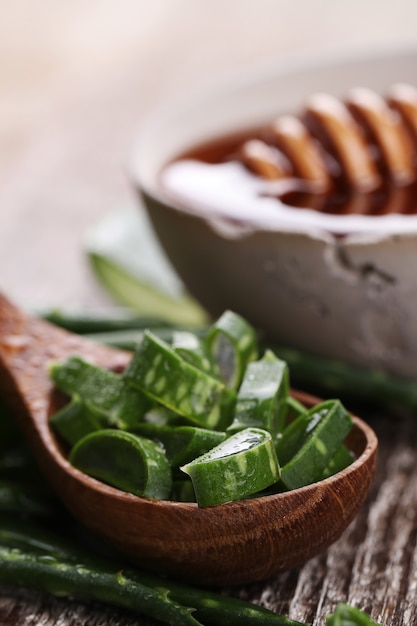 Rodajas de aloe vera para el cuidado de la piel.