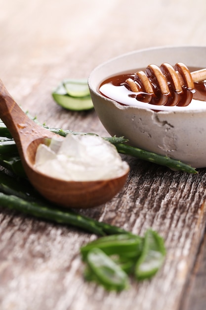 Rodajas de aloe vera para el cuidado de la piel.