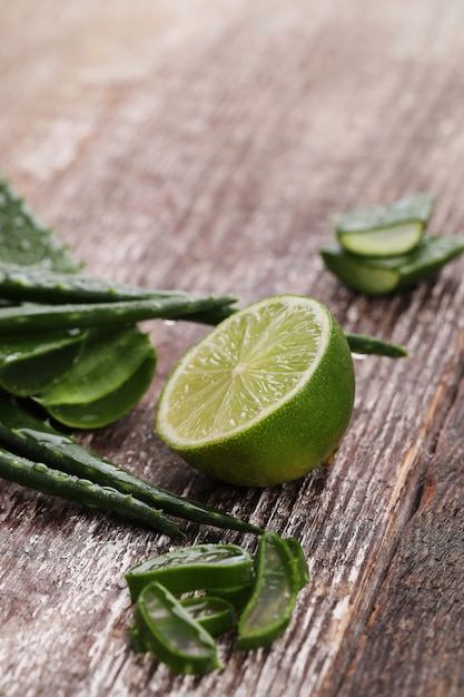 Rodajas de aloe vera para el cuidado de la piel.