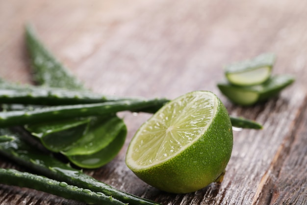 Rodajas de aloe vera para el cuidado de la piel.