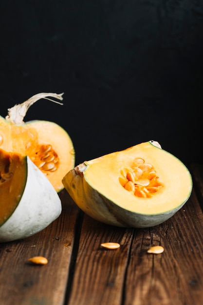 Rodajas de calabaza con semillas sobre fondo de madera