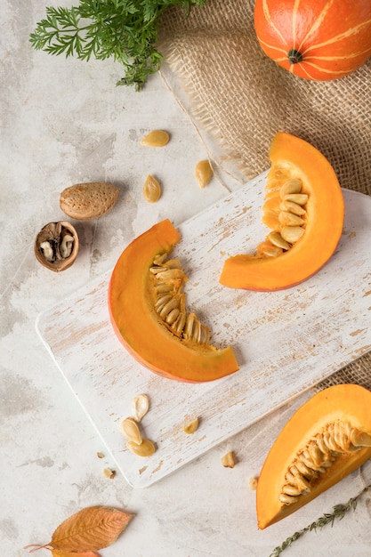 Rodajas de calabaza sobre tabla de madera