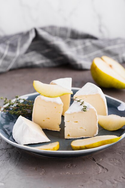 Rodajas de camembert con pera