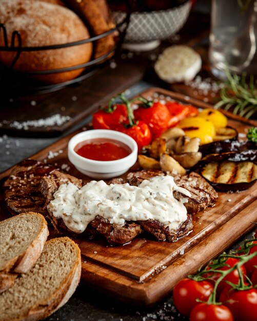 Rodajas de carne asada con vegetales fritos y salsa