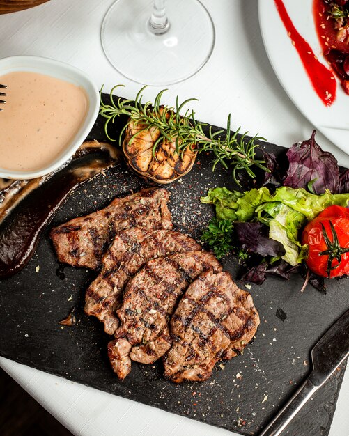 Rodajas de carne asada y verduras