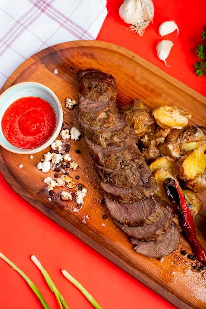 Rodajas de carne frita con papas