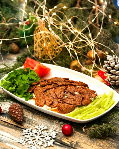 Rodajas de carne frita con verduras y hierbas.