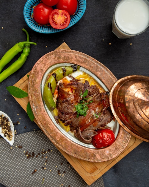 Rodajas de carne frita con verduras