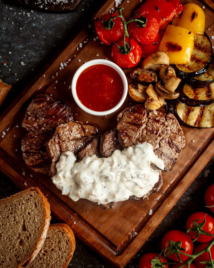 Foto gratuito rodajas de carne con vegetales fritos y chile dulce