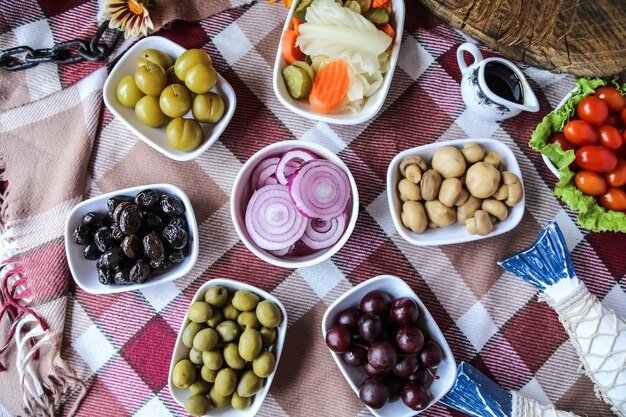 Rodajas de champiñones cebolla encurtidos mixtos en la vista de la mesa