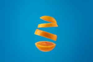 Foto gratuita rodajas flotantes de naranja con fondo claro