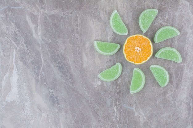 Foto gratuita rodajas frescas de naranja con mermeladas dulces sobre fondo de mármol.