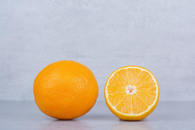 Rodajas frescas de naranja sobre fondo blanco. Foto de alta calidad