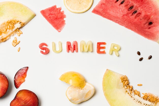 Rodajas de frutas junto al título de verano.