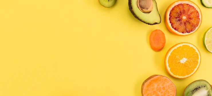 Foto gratuito rodajas de frutas tropicales y espacio de copia