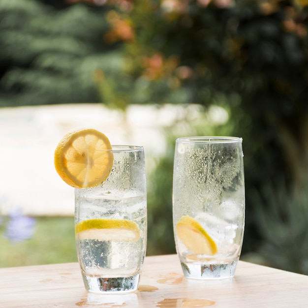 Foto gratuita rodajas de frutas en vasos con bebida fría y hielo.