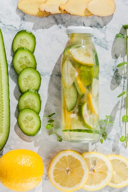 Rodajas de frutas y verduras con limonada.