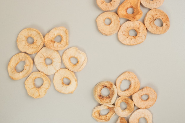 Rodajas de frutos secos sobre superficie blanca