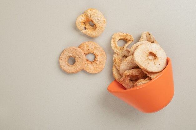 Rodajas de frutos secos de tazón de naranja