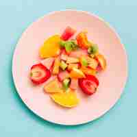 Foto gratuita rodajas de jugosas frutas exóticas refrescantes en un plato