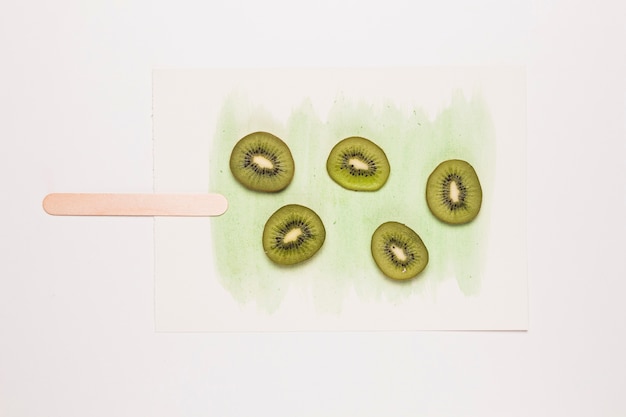 Rodajas de kiwi en acuarela pintada en forma de helado.