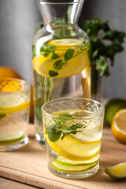 Rodajas de limón y hojas en agua.