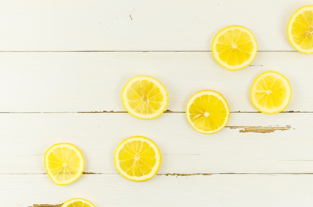 Rodajas de limones esparcidos sobre mesa