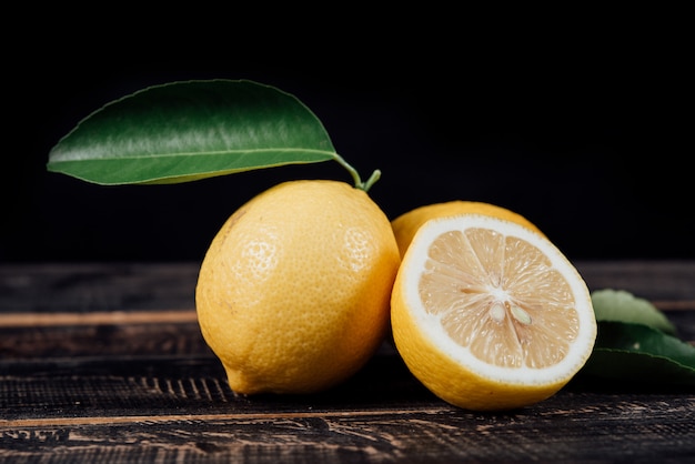 Rodajas de limones en mesa de madera