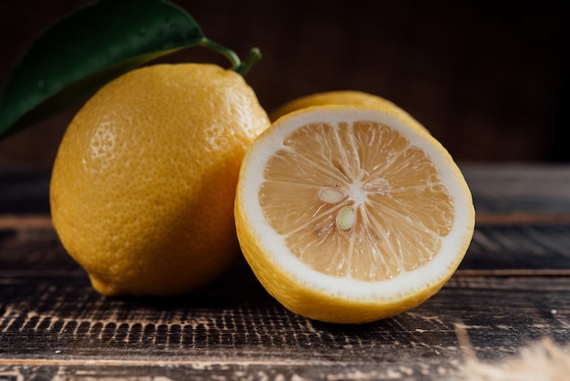 Rodajas de limones en mesa de madera