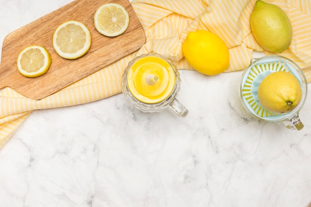 Foto gratuita rodajas de limones en la superficie de mármol