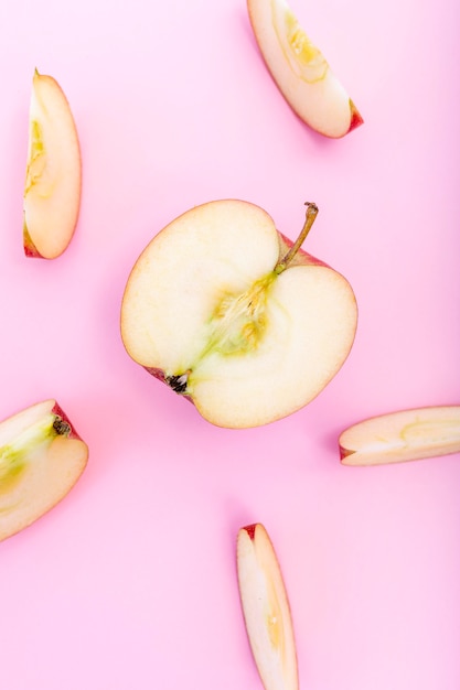 Rodajas de manzana y mitad de manzana