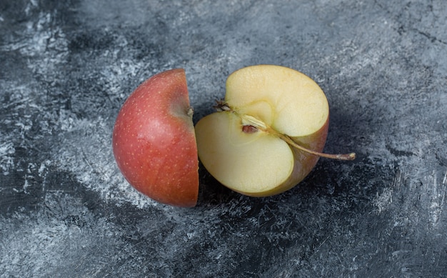 Foto gratuita rodajas de manzana roja fresca sobre un fondo de mármol.