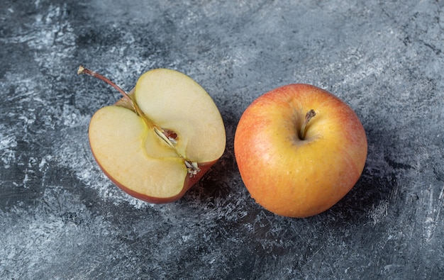 Rodajas de manzana roja fresca sobre un fondo de mármol.