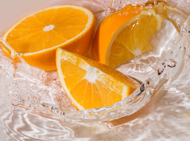 Foto gratuita rodajas de naranja en agua