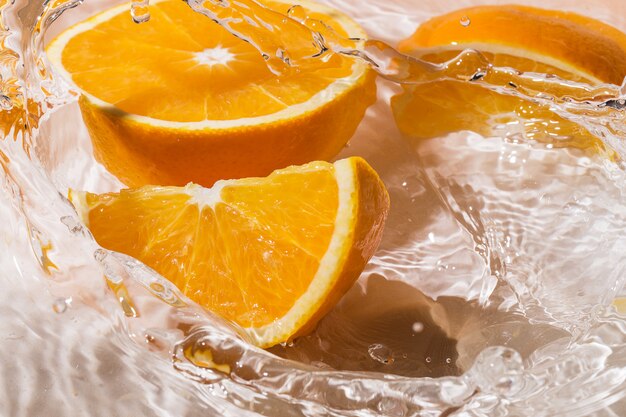 Rodajas de naranja en agua