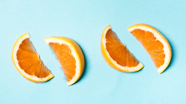 Rodajas de naranja colocadas en pares.